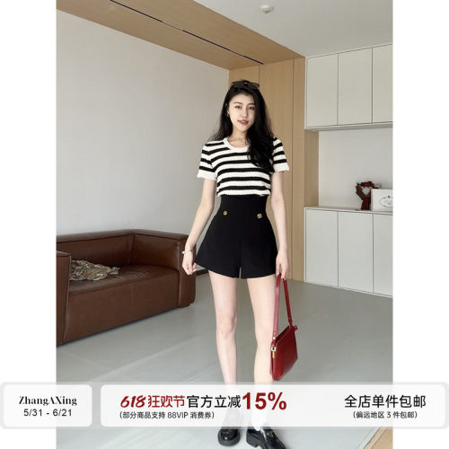 张阿星【优雅主义】时尚镂空撞色条纹圆领短袖+ 黑色高腰A字短裤