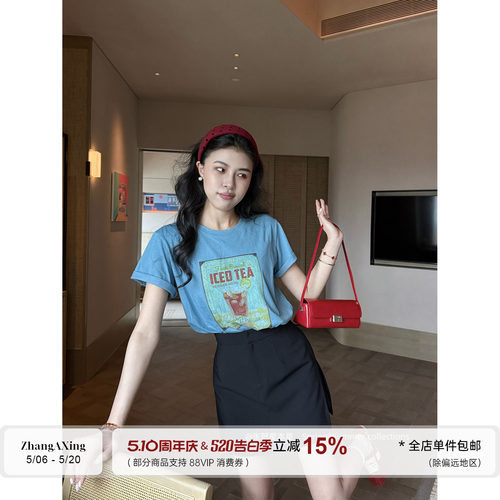 张阿星【夏日画报】清新显白蓝色印花短袖+黑色高腰开叉裙裤