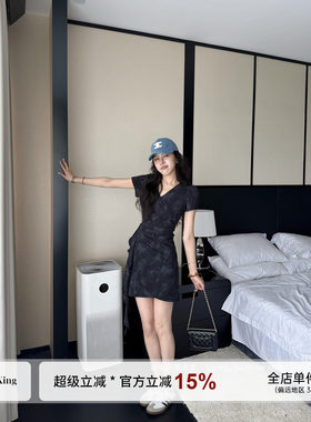张阿星【松弛Feel】黑灰色扎染V领通勤气质收腰修身显瘦连衣裙女