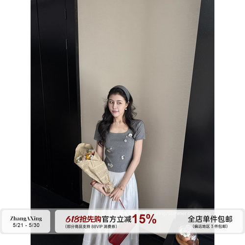 张阿星【灰调优雅】miu系珠花绣片气质棉短袖+百褶遮肚莱赛尔半裙