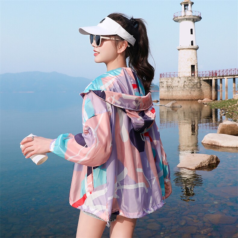 度假风印花防晒服女夏季轻薄透气宽松连帽短款外套舒服小个子性感