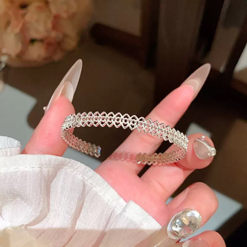 银色蕾丝花边中古风轻奢高颜值手链小众精致感镂空复古高级感手饰