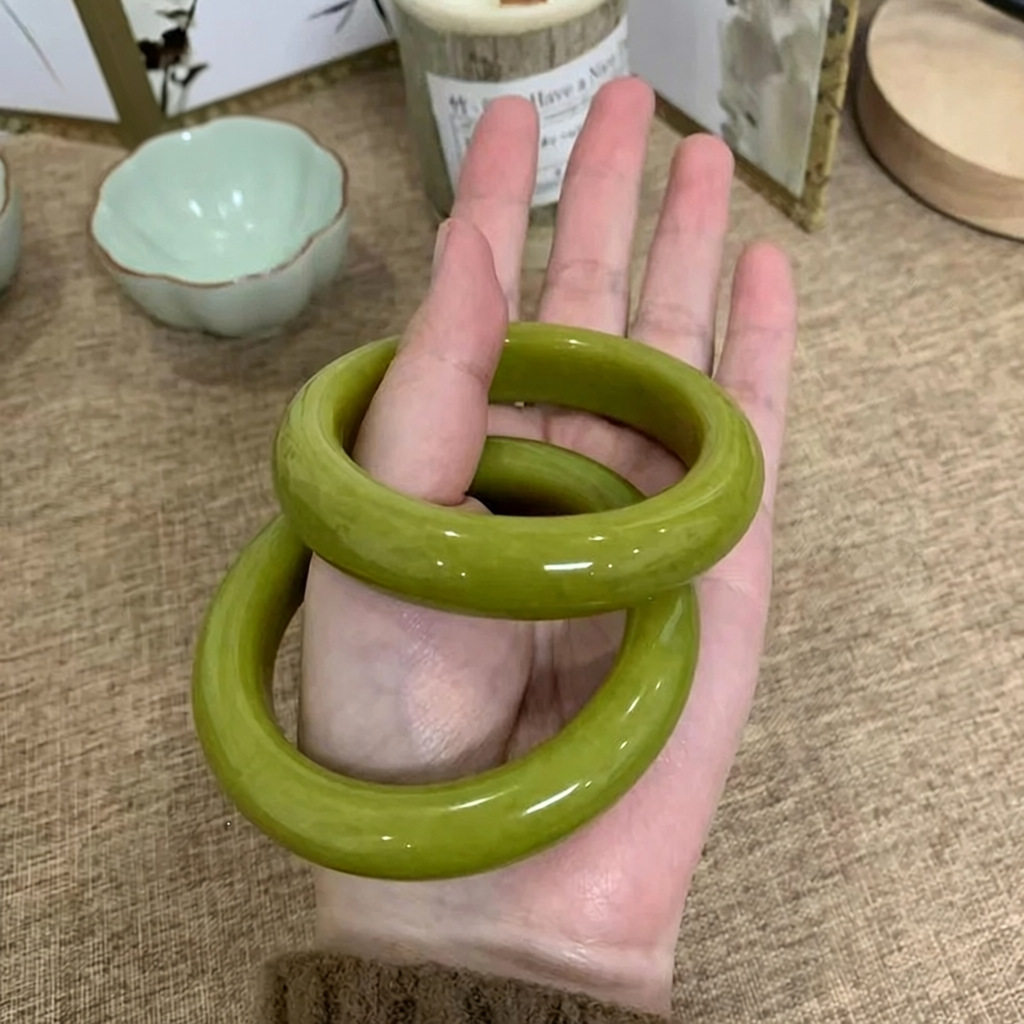 天然黄岫玉手镯牛油果色女士