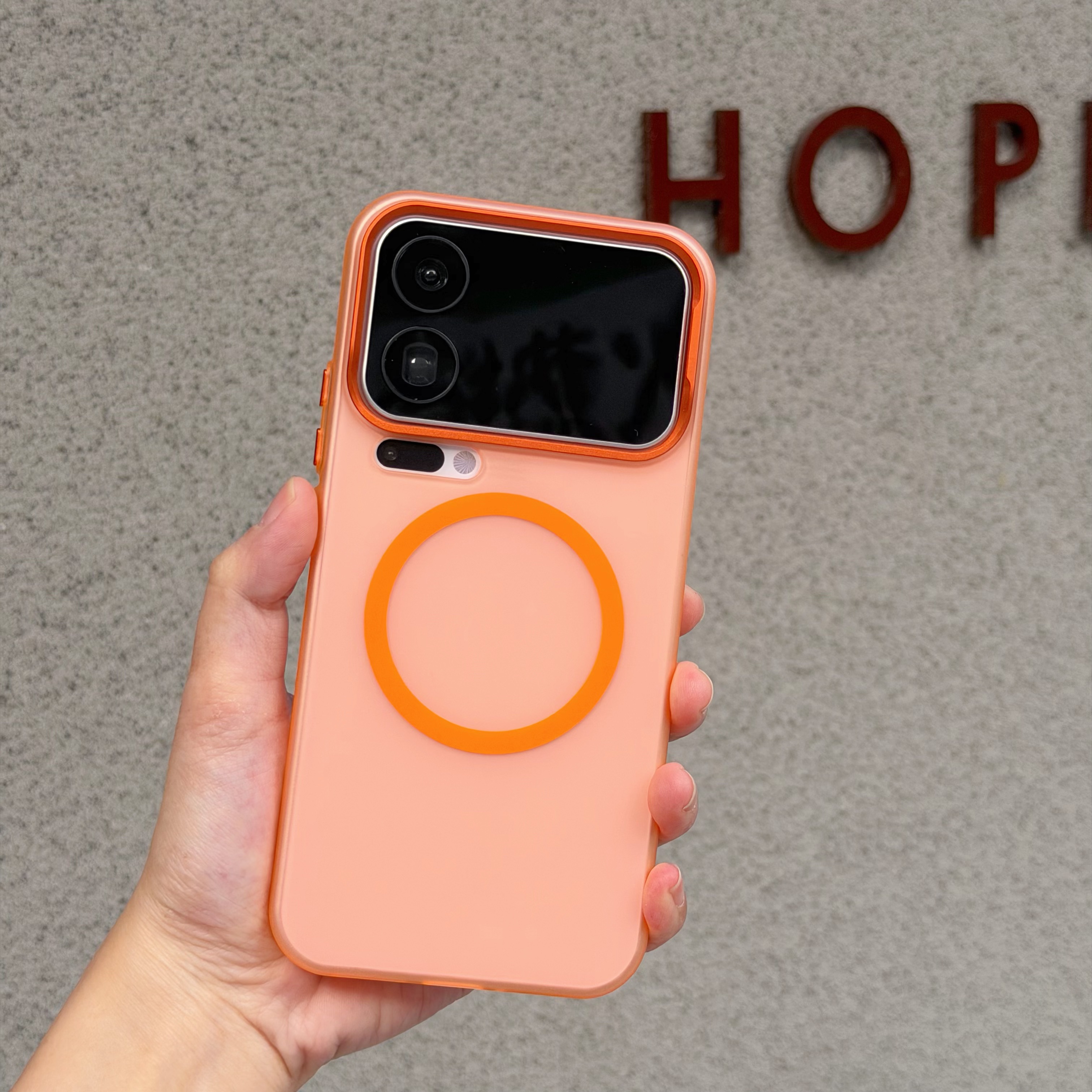 冰雾磨砂橙色磁吸手机壳