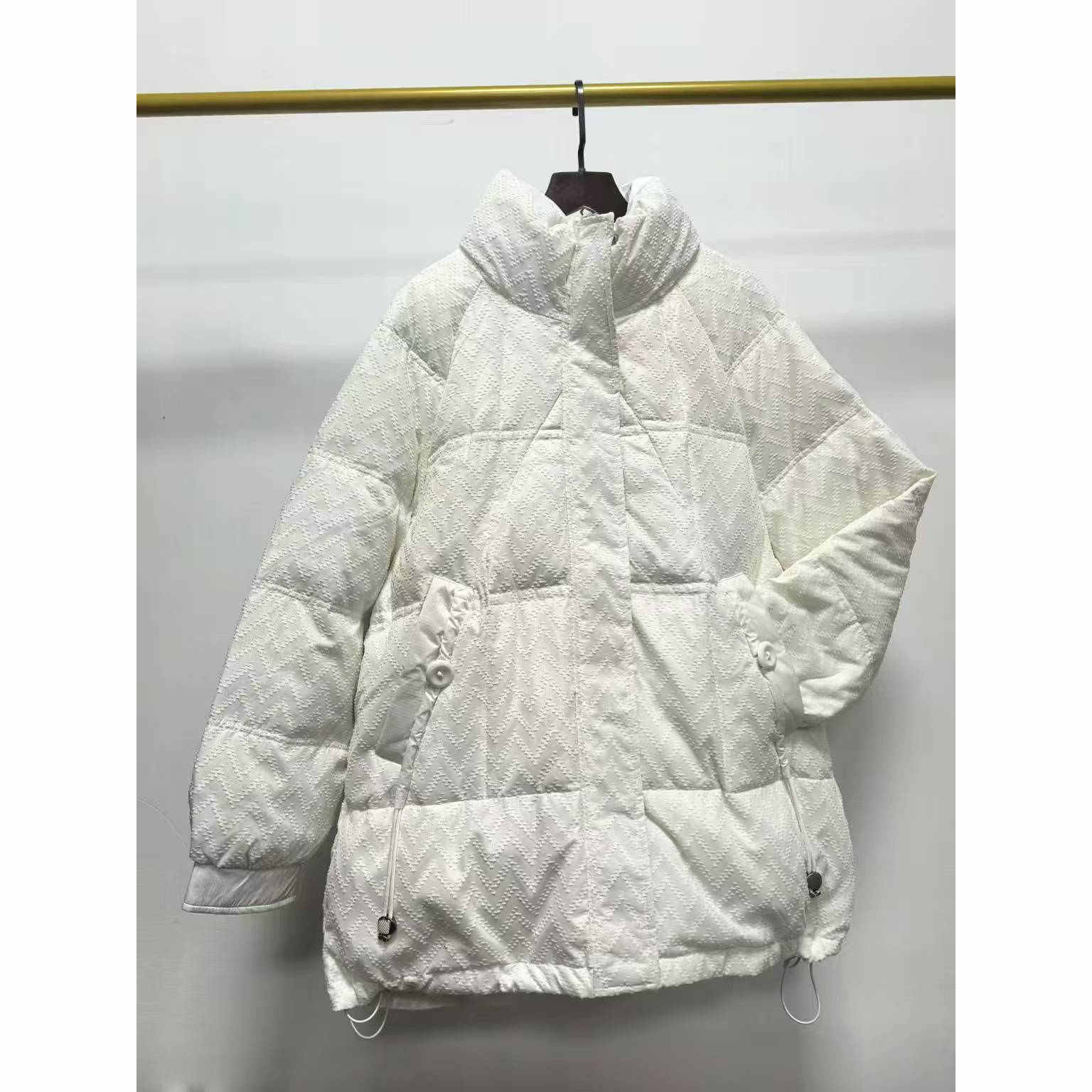 反季清仓高品质羽绒服200件售完不补