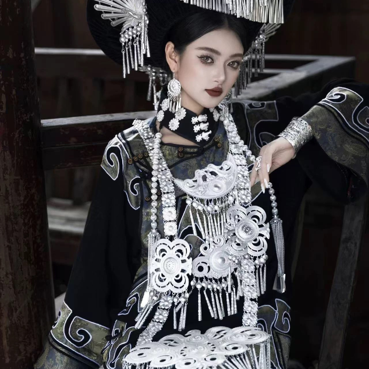 彝族服装传统款盛装民族风跳舞舞台演出特色礼服舞蹈摄影旅拍写真