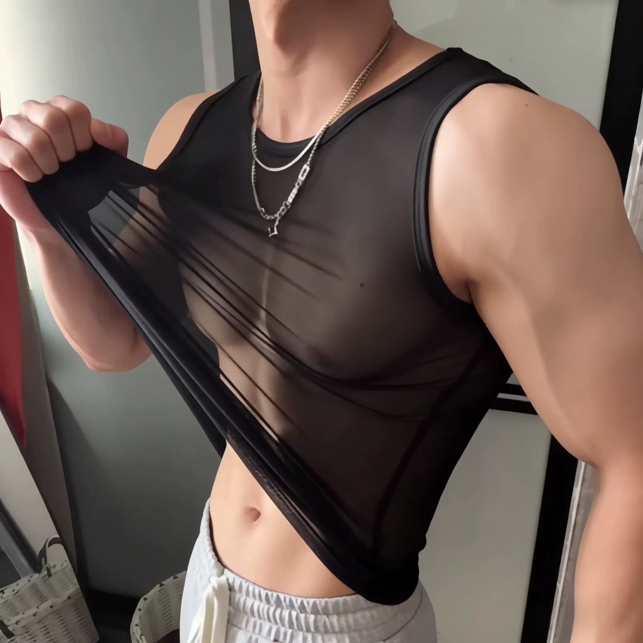 潮流镂空背心，男士穿搭必备啊？图片