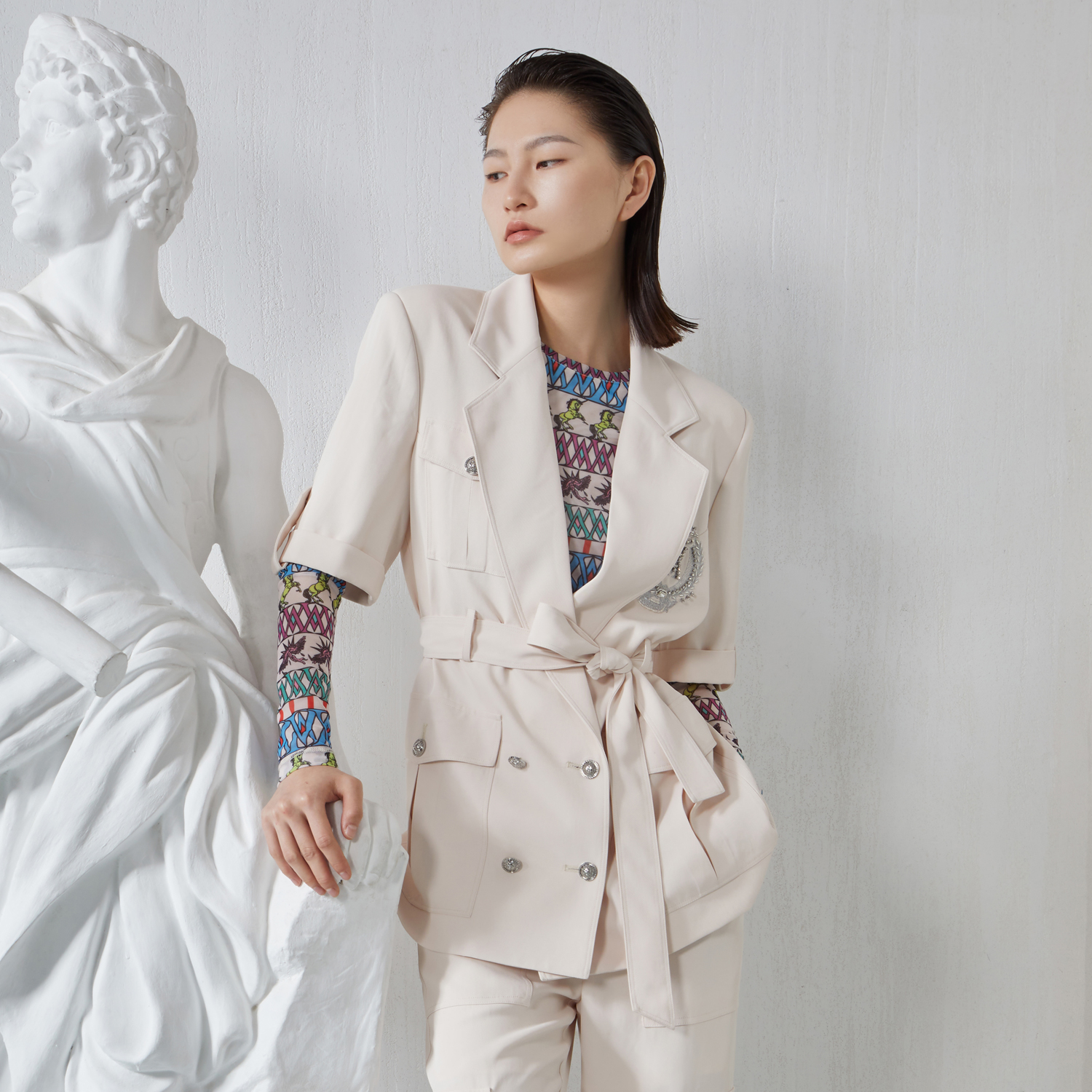 轻奢纯色女士修身外套西装领