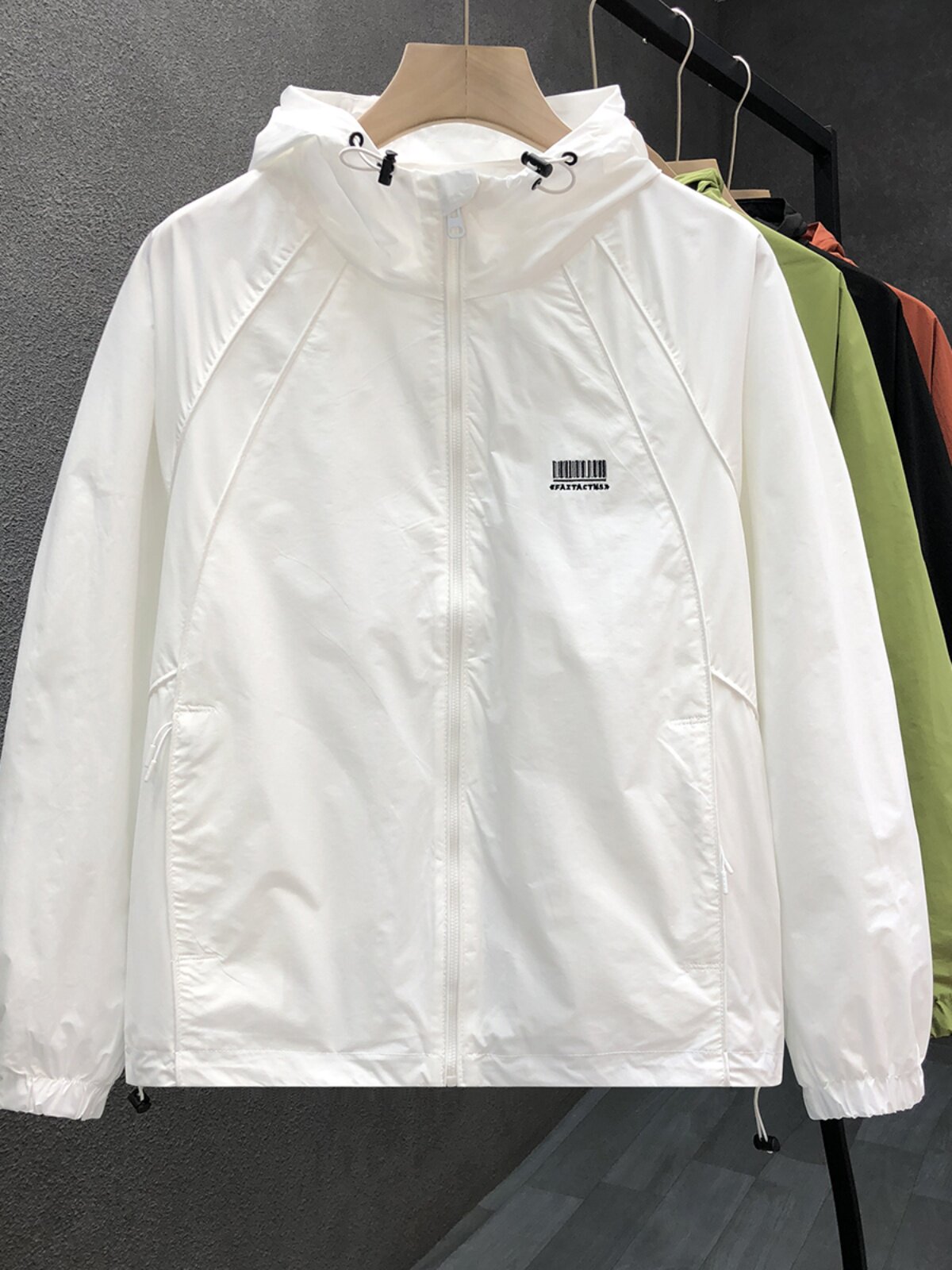 2025春秋季薄款高级感连帽冲锋衣外套男潮牌宽松帅气夹克男款上衣