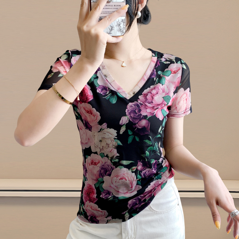 夏季印花修身短袖T恤女士2025新款V领网纱上衣百搭气质蕾丝打底衫