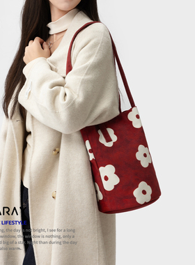 冬季新款红色包包日常通勤百搭大容量单肩包帆布包水桶托特女AC78