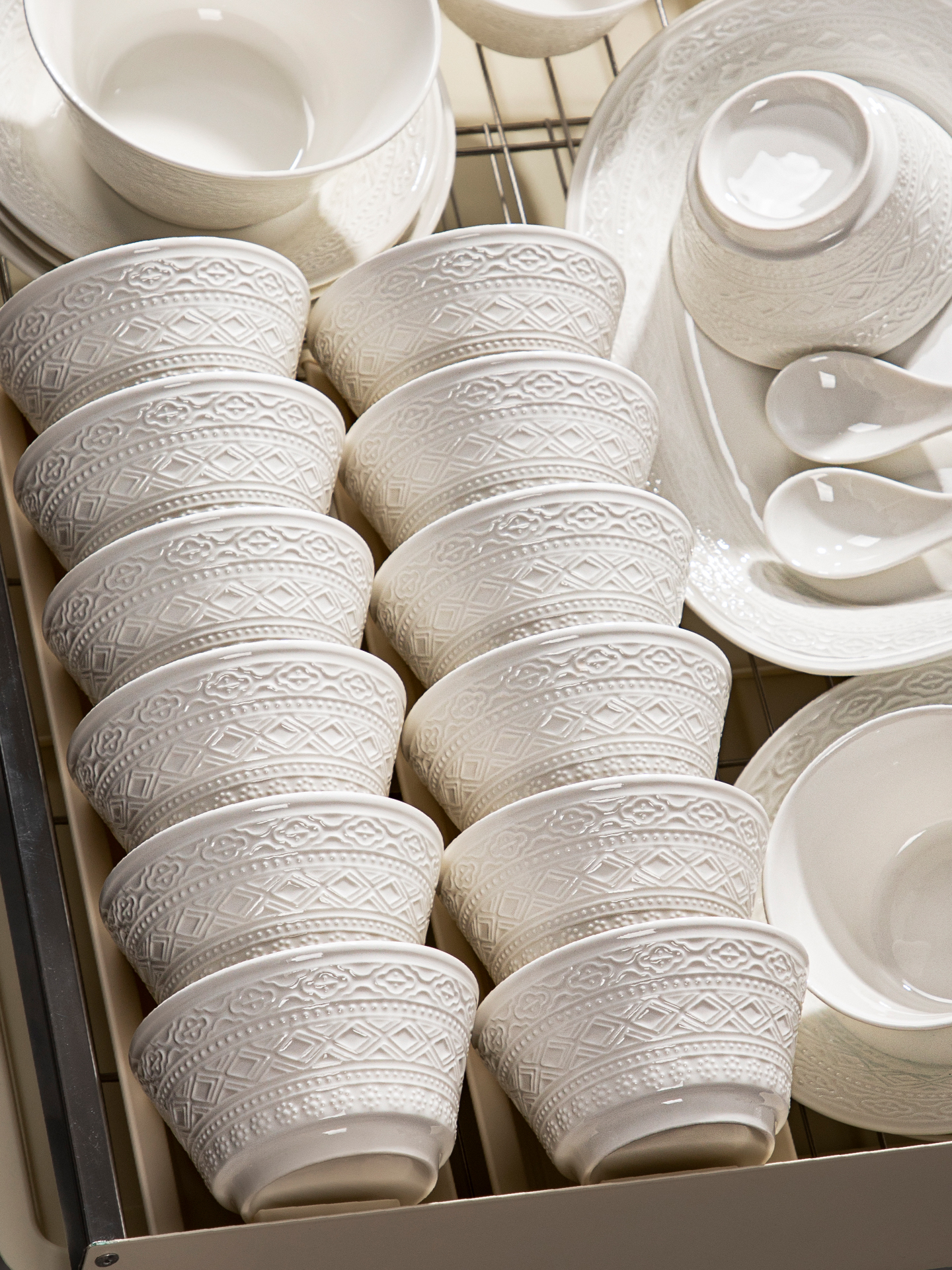 碗盘套装家用2025新款骨瓷浮雕高级感2-10人釉下彩碗碟餐具套装