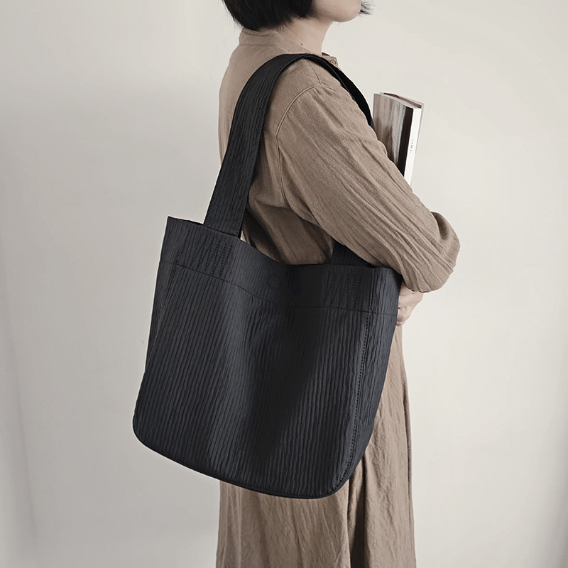 新加坡like best 褶皱包包女2025新款单肩购物袋涤纶布百搭托特包
