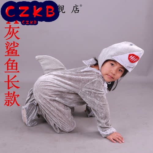 学生海洋动物服鲨鱼表演