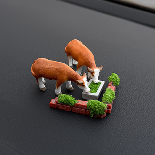 汽车中控台摆件创意桌面装饰品可爱牛仿真微观造景车载好物2026款