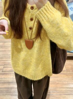 黄色圆领软糯毛衣女秋冬季新款内搭宽松显瘦慵懒风针织衫纽扣上衣