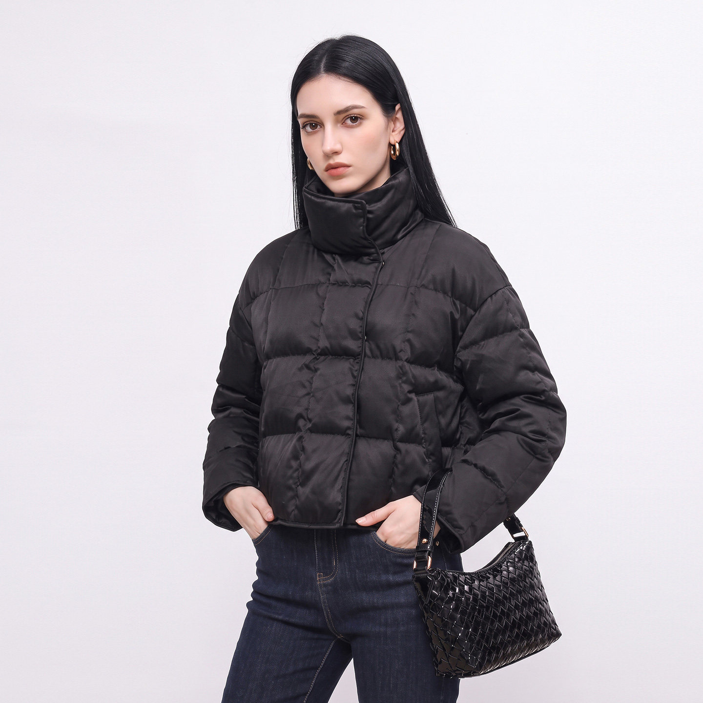 SOMSOM/索玛冬季新品黑色微光泽立领羽绒服短款绗缝宽松保暖外套