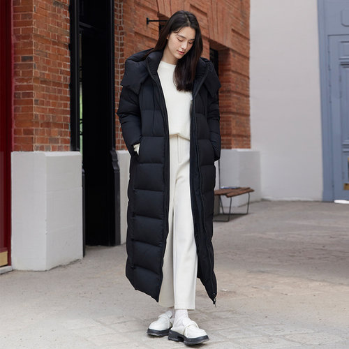SOMSOM/索玛冬季新款长款过膝纯色羽绒服女保暖连帽外套日常