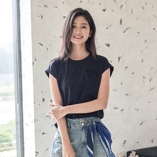 SOMSOM/索玛夏季新品甜美休闲圆领花朵装饰多色百搭通勤短袖T恤
