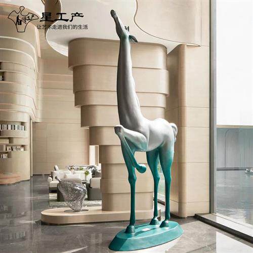 网红潮玩kaws商场美陈软装设计暴力熊玻璃钢树脂餐厅橱窗雕塑摆件