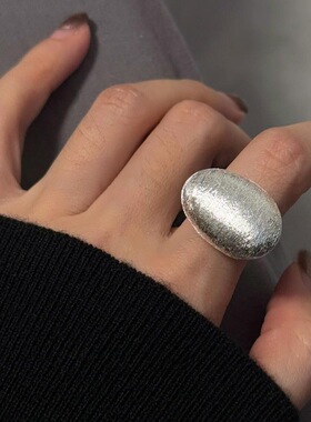 甜酷风超大颗戒指~大卧蚕戒指