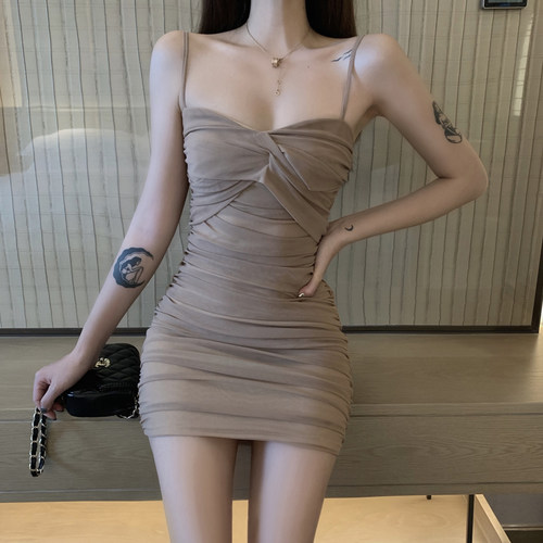 网纱褶皱收腰显瘦包臀吊带连衣裙