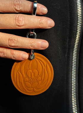 馡FEIBRAND x JoeNG艺术家联名真皮香薰挂件钥匙扣香味包挂情侣