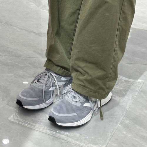 阿迪达斯冬季轻便透气运动鞋灰色休闲运动跑步鞋FY6680