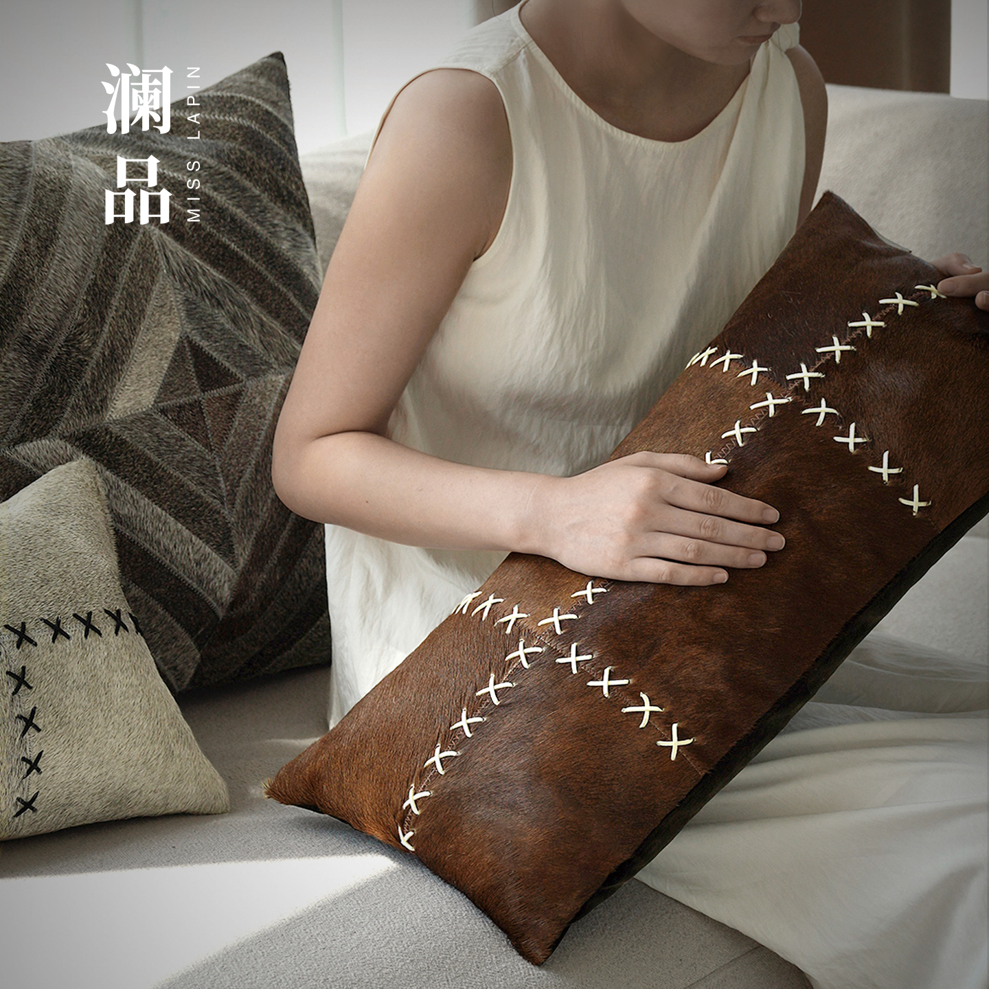 澜品『野趣』轻奢真皮牛毛抱枕