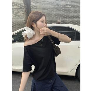 白色斜肩露肩t恤女短袖 宽松显瘦遮肉一字肩辣妹上衣 夏季 2025新款