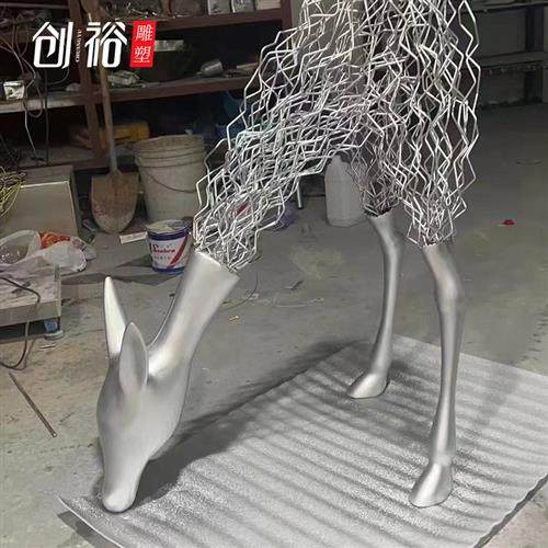 铁艺镂空鹿雕塑大堂过道草坪装饰大型金属铁丝动物抽象玻璃钢摆件