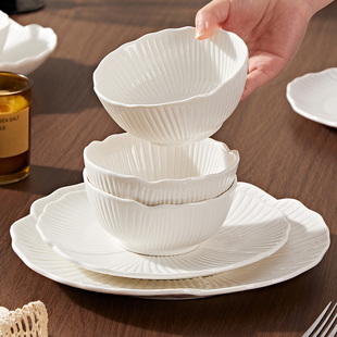 白色碗盘组合家用2026新款高颜值浮雕陶瓷餐具米饭碗汤碗菜盘花瓣