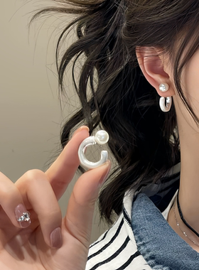 抖音同款耳环女小众轻奢磨砂拉丝C圈珍珠耳钉高级感百搭气质耳饰