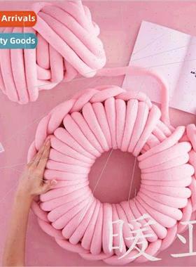 Saturated  ultra-thick wool knted blanket does not lose hair