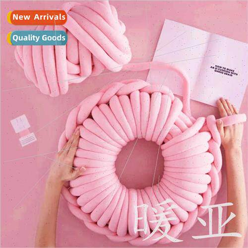 Saturated  ultra-thick wool knted blanket does not lose hair