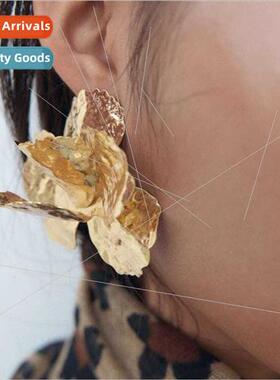 Fall winter new irregular folds metal earrings retro leaf ea