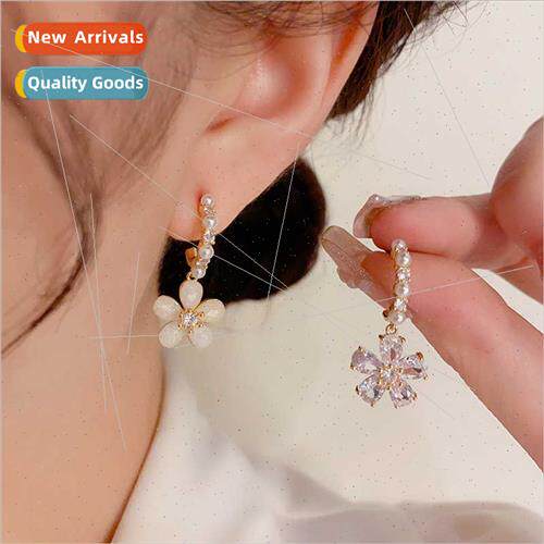 Koreasweet light niche zirconia flower pearl C earrings fema