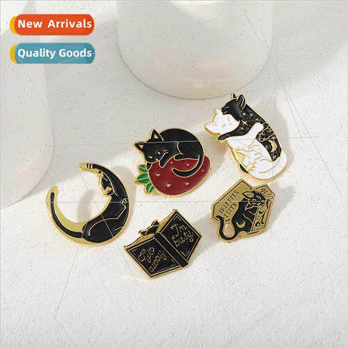 2022 new strawberry cat metal brooch black whe cat big colle