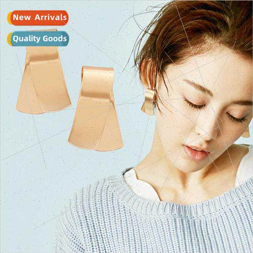 HK metal earrings star fashion nd niche earrings gold arc cr
