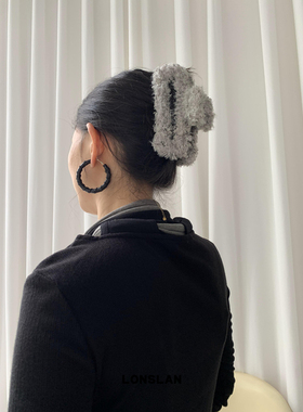 LONSLAN ACC 2024搭配 灰色毛绒慵懒气质抓夹发鲨鱼夹发夹