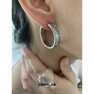 LONSLAN 2025ss银色圆环帅气肌理字母气质耳环百搭耳饰 ACC