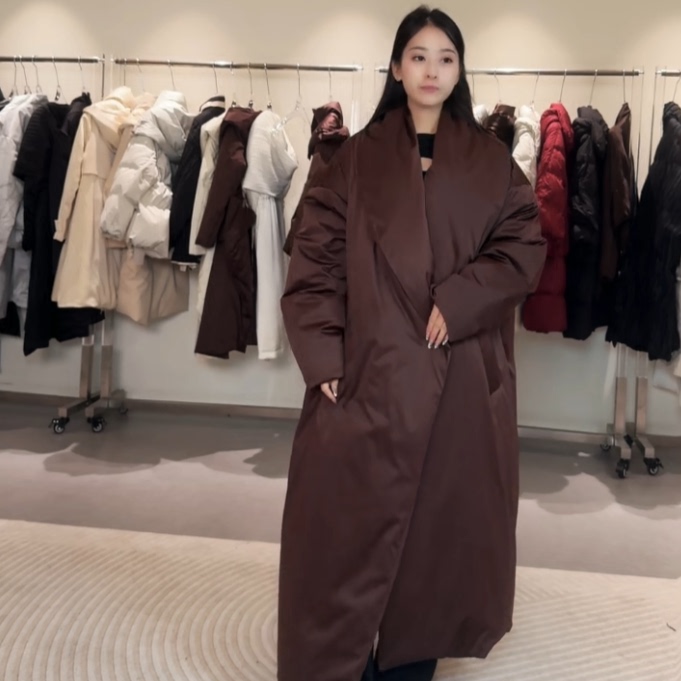 1205芬达  23号 bu退换价格899  衣长