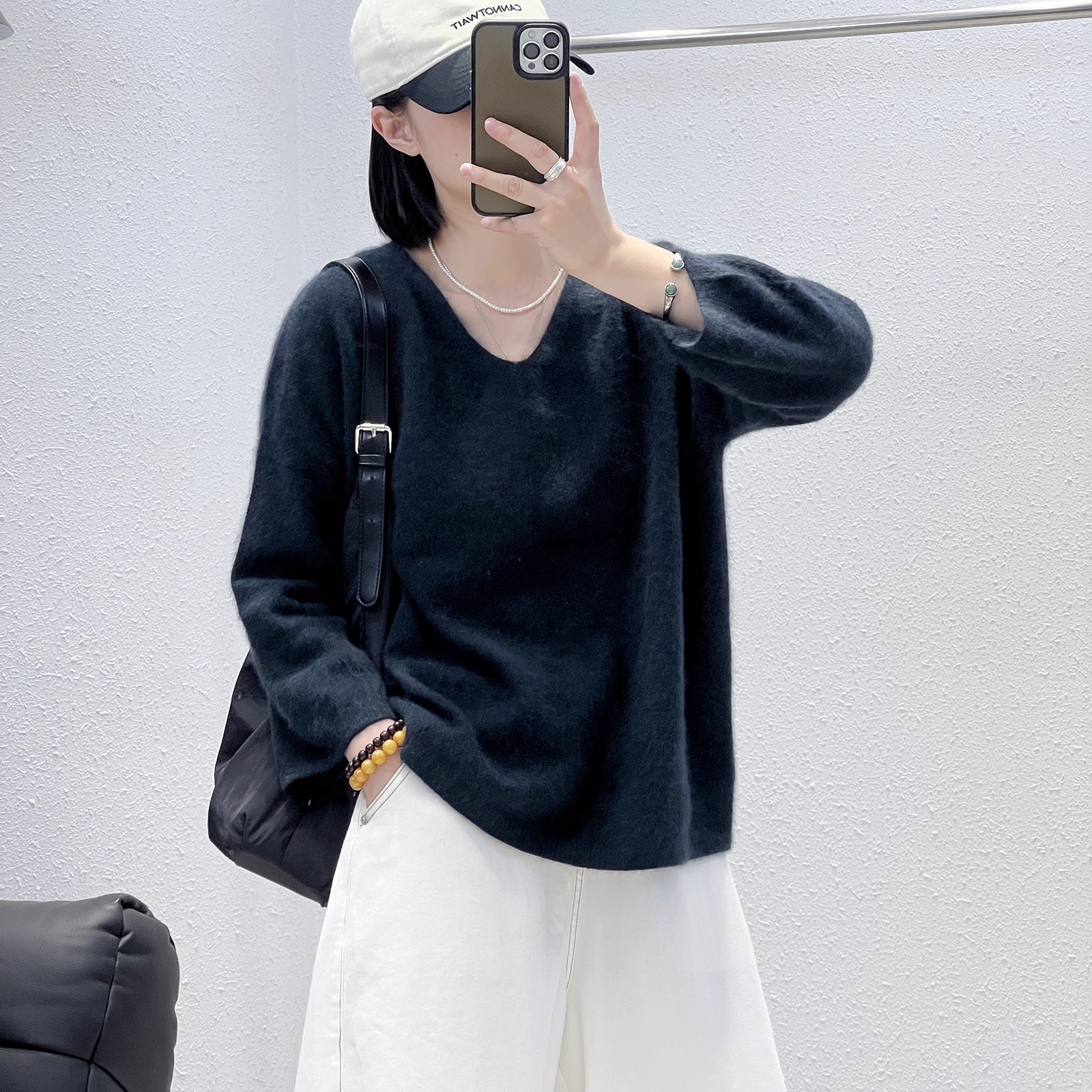 高配V领百搭套头浣熊毛衫