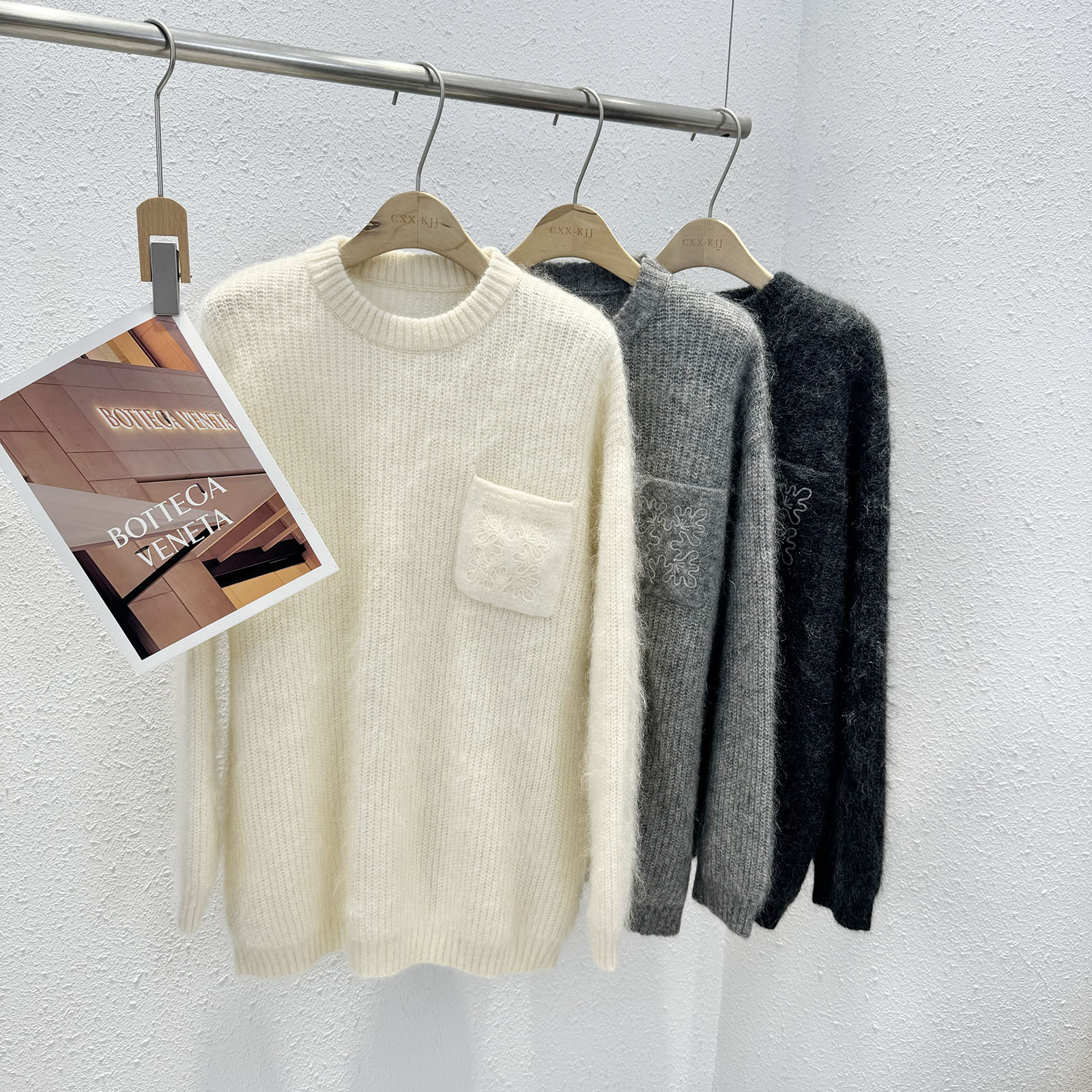 口袋绣花幼崽马海毛圆领毛衣