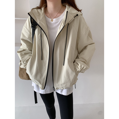 下摆抽绳宽松连帽冲锋衣外套