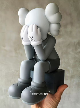 Kaws海港城潮玩公仔坐姿考斯沉思者手办Kaws passing through现货