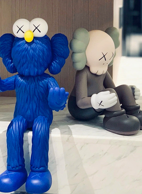 潮玩Kaws坐姿公仔长沙限定ifs手办考斯玩偶kwas居家艺术摆件 现货