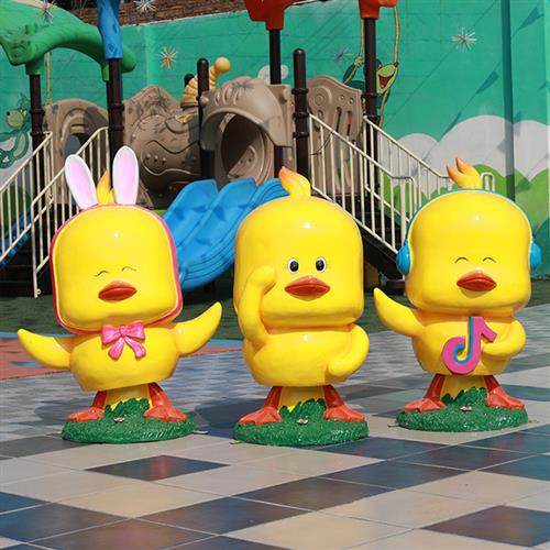 抖音小黄鸭户外玻璃钢卡通雕塑园林景观商场花园庭院网红装饰小品