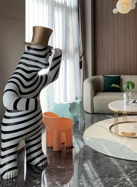 客厅大型落地礼貌条纹熊摆件酒店商场玻璃钢卡通雕塑售楼部装饰品