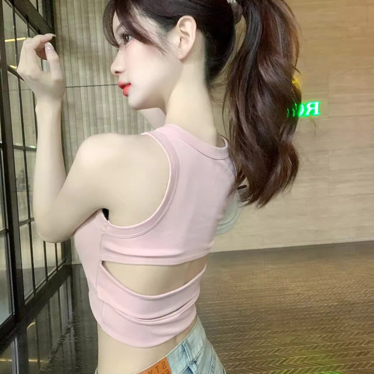 设计感甜辣妹镂空美背吊带背心女带胸垫露背运动修身打底无袖上衣